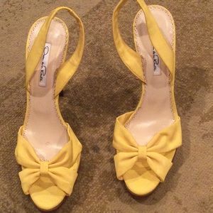 Vintage Oscar de la Renta size 40 high heels yellow with the bow never worn